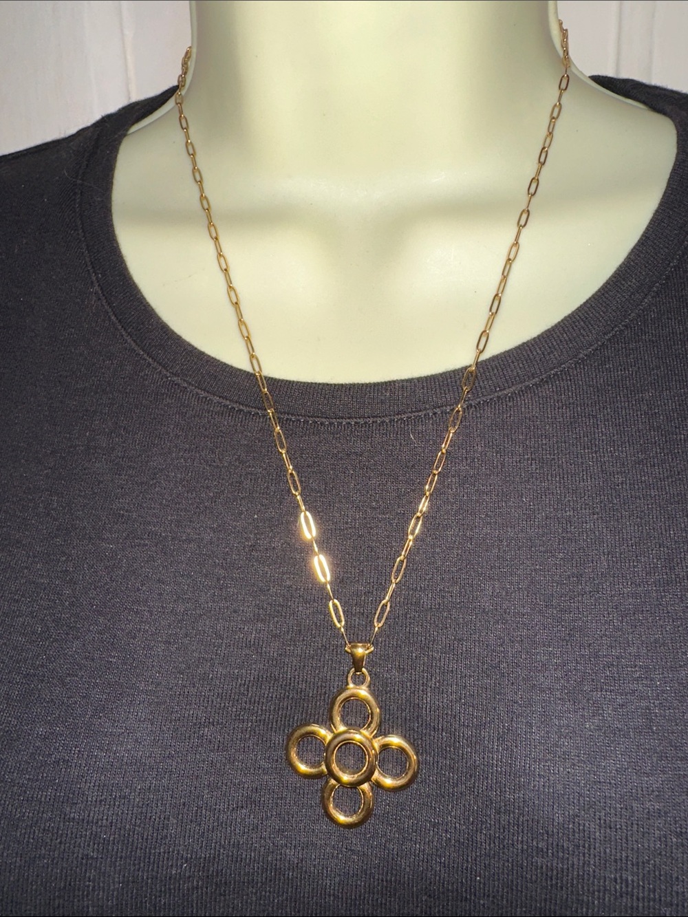 18 k Gold Floral Loop Pendant Necklace